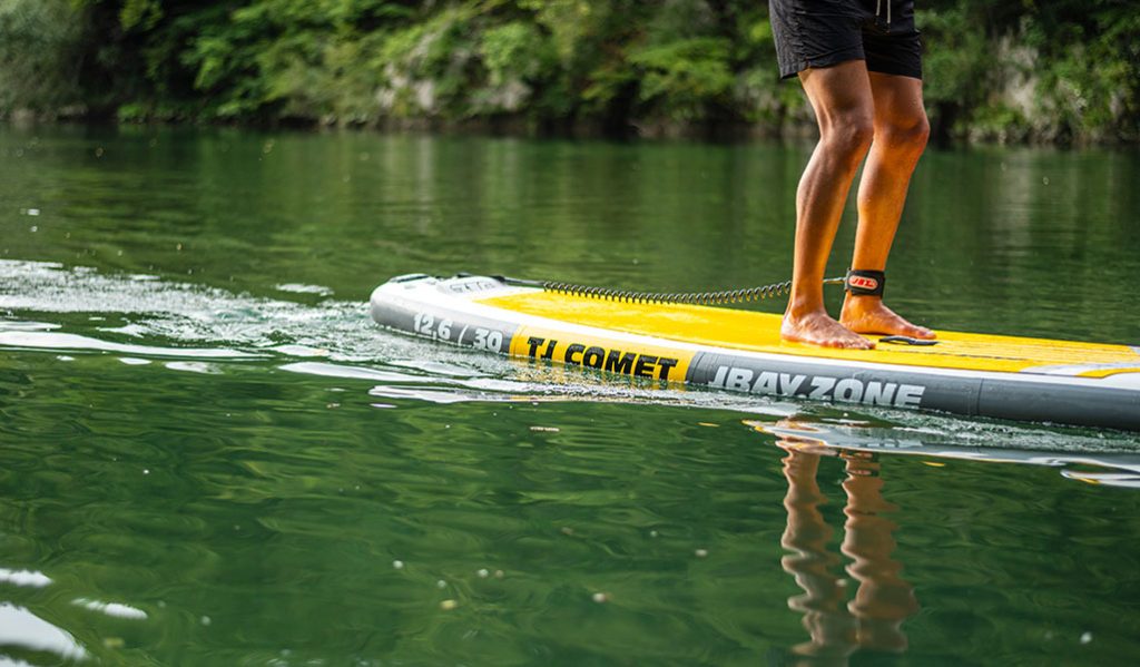 La linea di tavole da SUP COMET, comprende Stand up Paddle Touring Gonfiabili, ideati appositamente per chi vuole godersi la natura in tutta tranquillità e comodità.