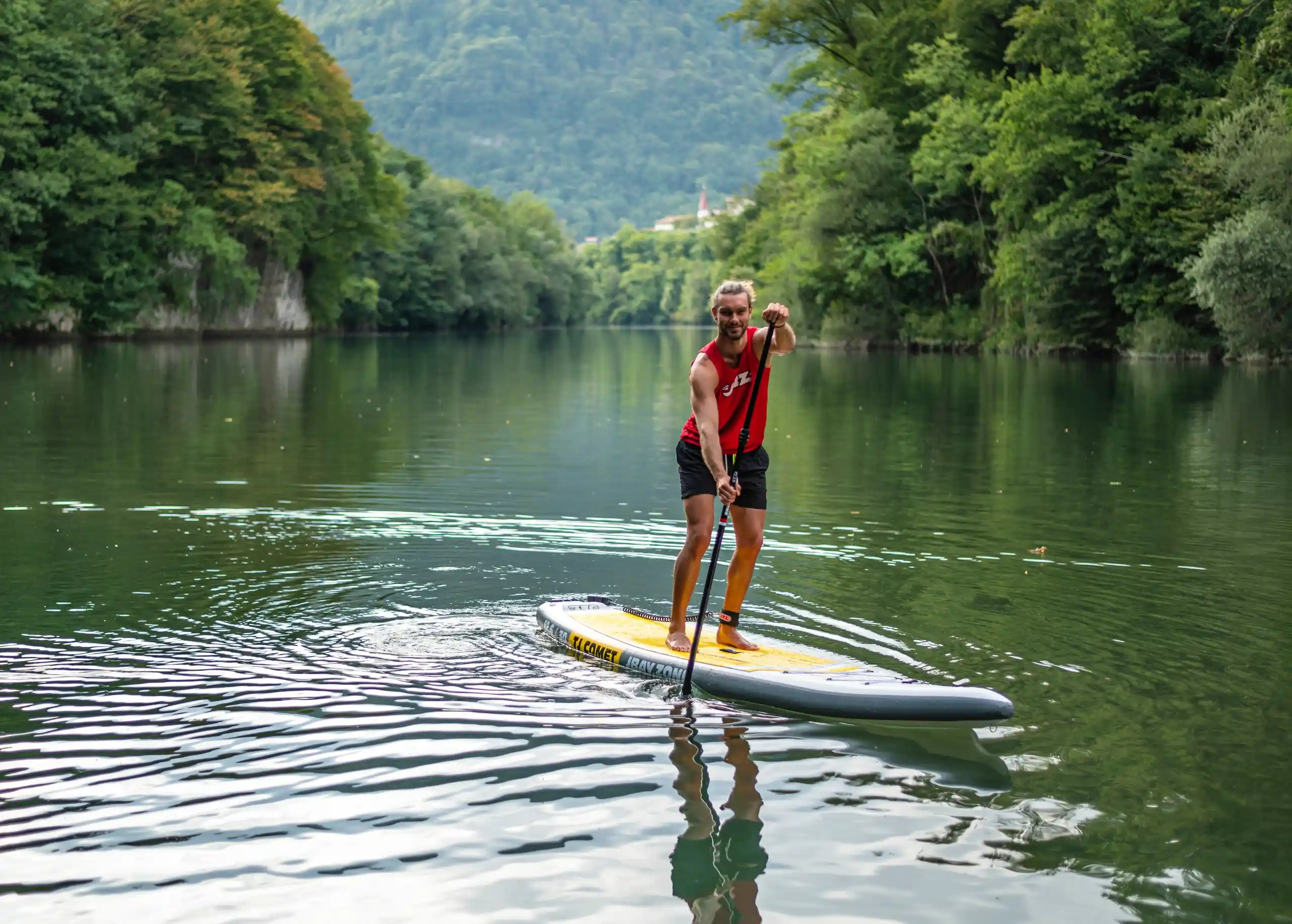 Ragazzo sul SUP in acqua